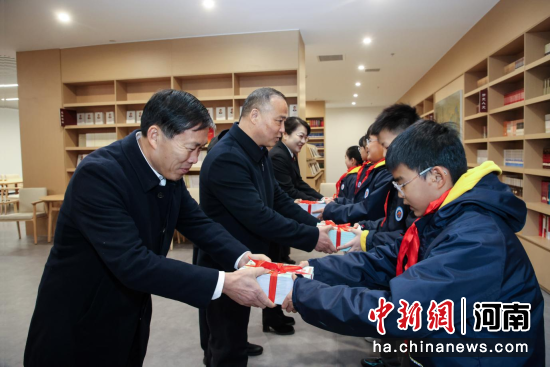 图为河南省法院、省司法厅向师生代表赠送传统法治文化漫画读本《跨越千年的对话》 图为河南省法院、省司法厅向师生代表赠送传统法治文化漫画读本《跨越千年的对话》